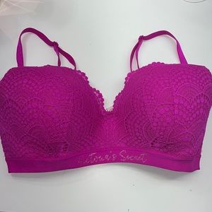 Neon pink lace bra 💘